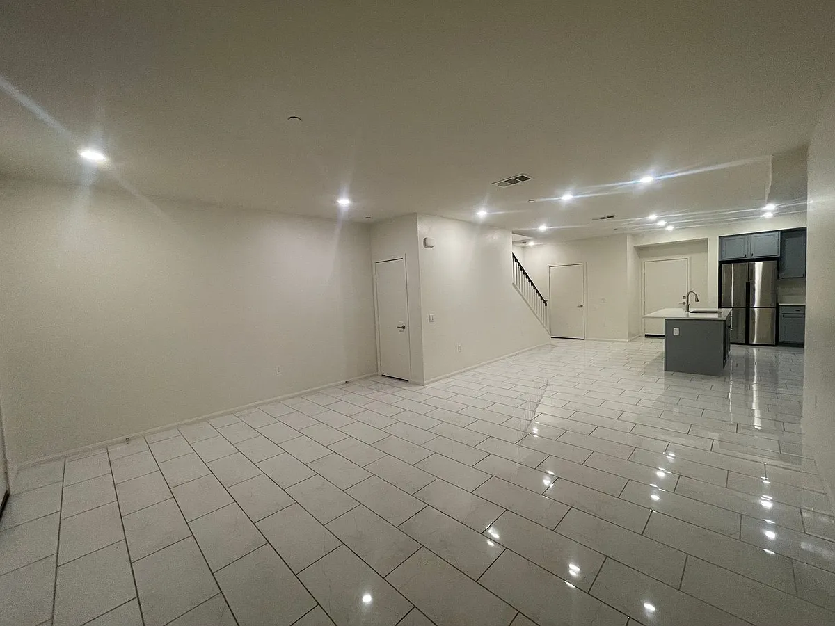 Building Photo - 2040 Mindoro Ln #4