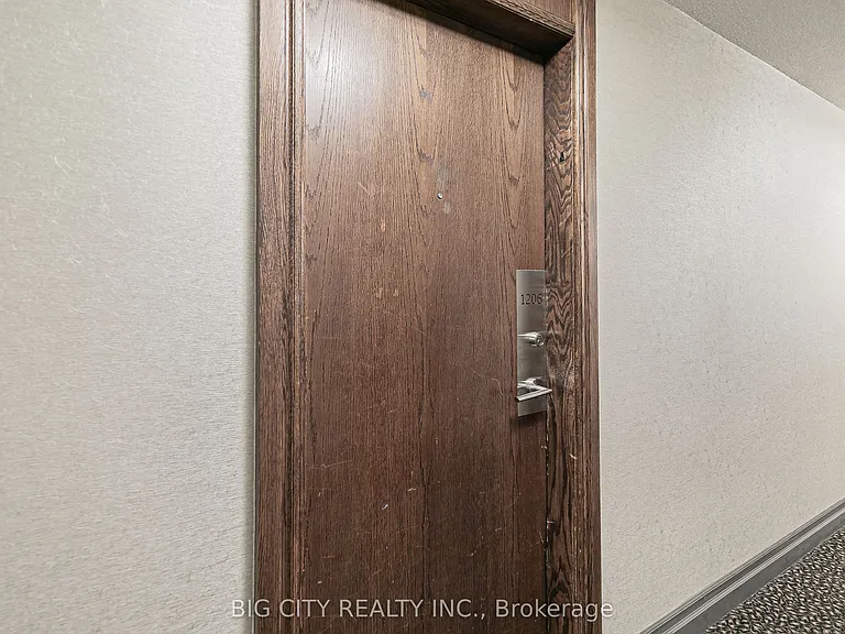 23 Oneida Cres #1206 — Photo 3