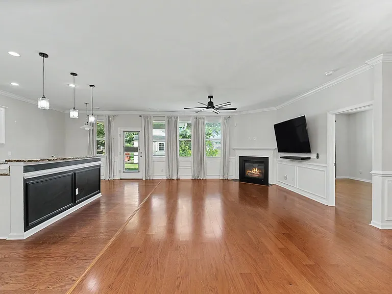 247 Clayburne Dr — Photo 4