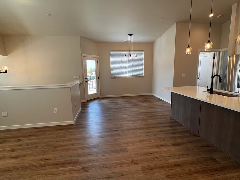 896 E Railroad Ave — Photo 5