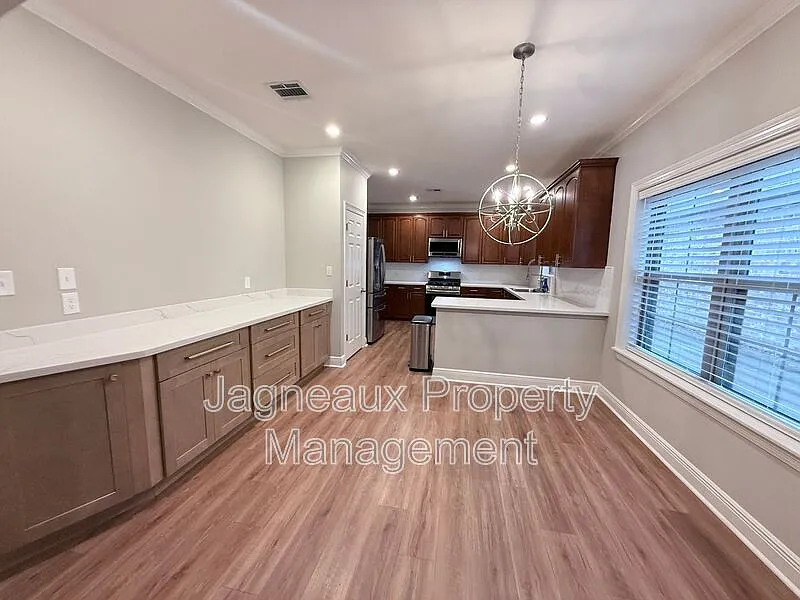 3 bed, 2.0 bath, 1563 sqft, $2,500 — Photo 4