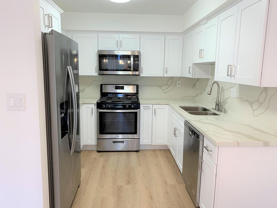 1st image of 12325 Moorpark St #101