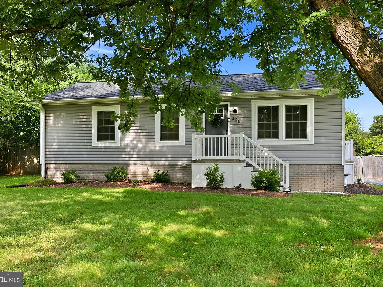 3 bed, 1.0 bath, 960 sqft, $2,000 — Photo 2