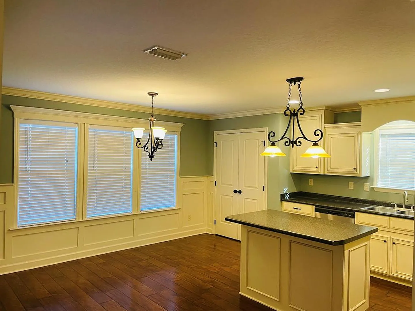 Beautiful 3 Bedroom Home with Screened Porch, Fenced Backyard & Open Floor Plan in Hahira — Photo 3