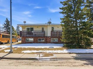 6333/6335 N 24th Ave NE, Calgary, AB T1Y5S3
