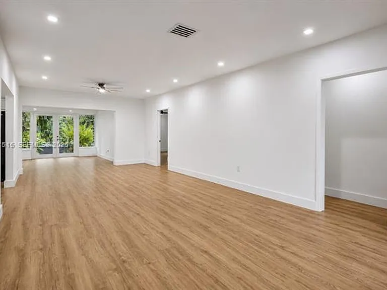 8819 Dickens Ave #8819 — Photo 4