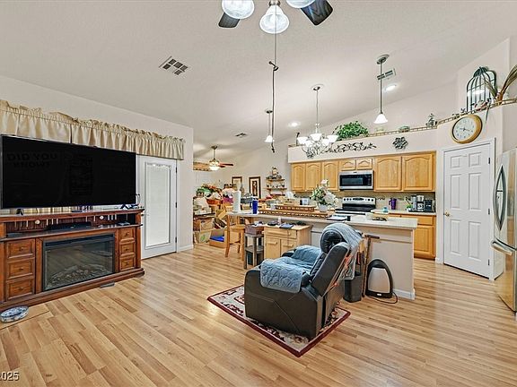 4th image of 551 Duran St