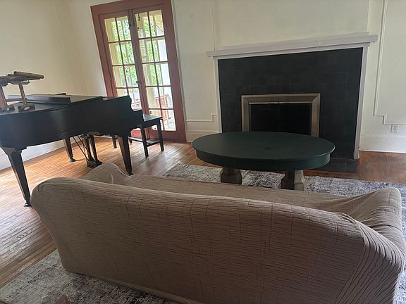 5th image of 527 Allen St