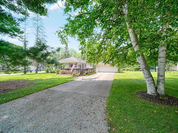 3rd image of 6126 Crest Rd
