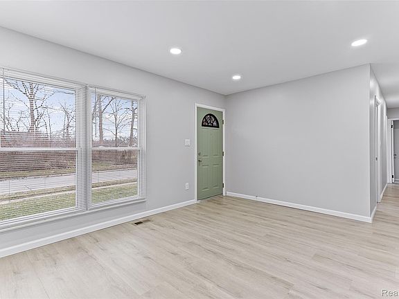 3rd image of 3579 Ash St