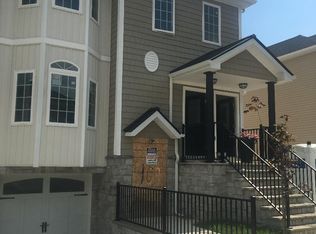 105 Berkshire Ln, Staten Island, NY 10309