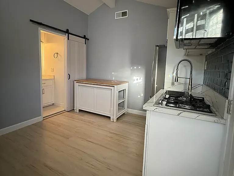390 S Crest Rd — Photo 4