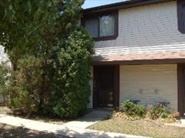5616 Pebblebeach Dr, Hanover Park, IL 60133