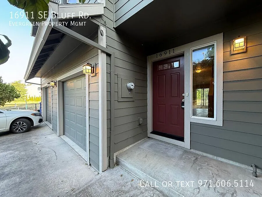Charming 3BDRM, 2.5BA townhome located in the peaceful town of Sandy! — Photo 3