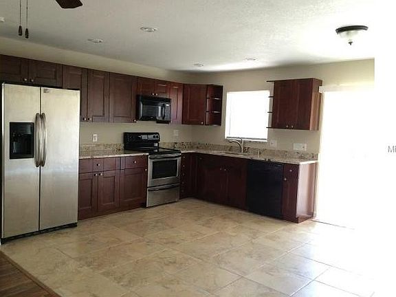 3rd image of 10910 Valencia Ave