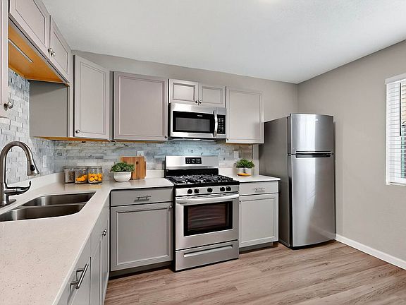 3rd image of 1812 Buena Vista Dr SE #4