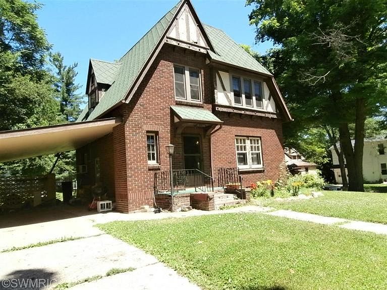 2nd image of 115 E Pine St
