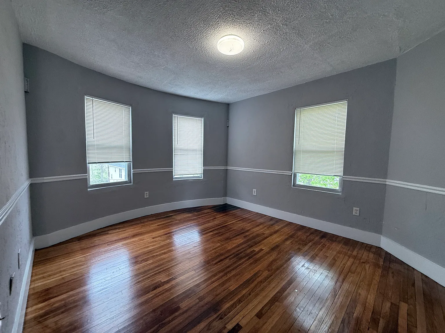 3 bed, 1002 sqft, $2,900 — Photo 2