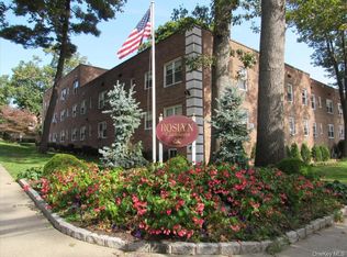 14 Edwards Street #2A, Roslyn, NY 11577