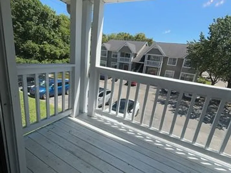 Creekwood Apartments — Photo 13
