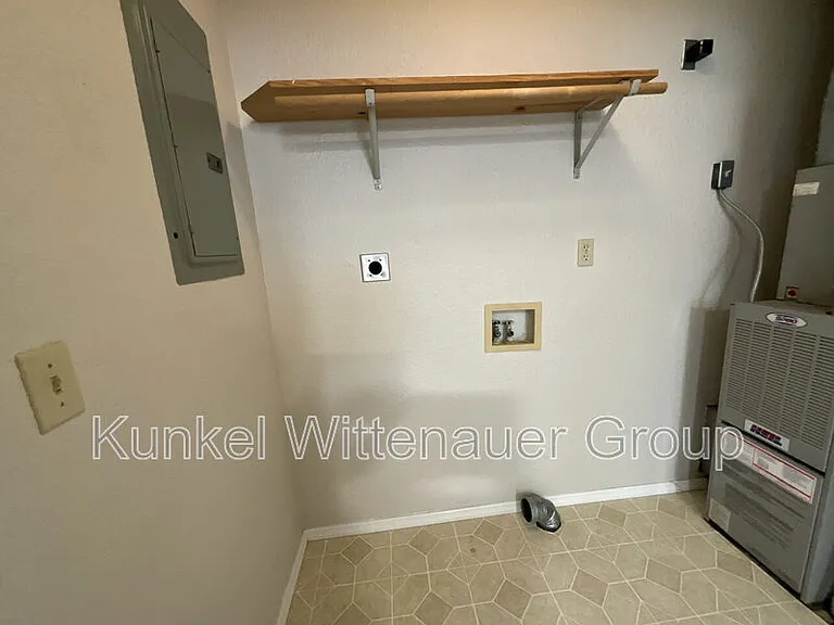 932 Evan Dr — Photo 11