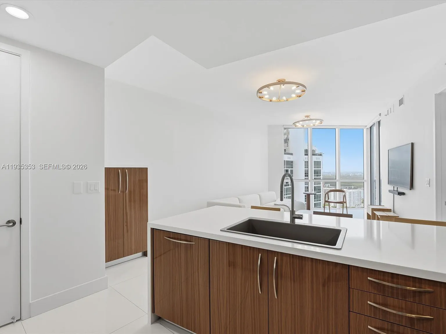 Trump Royale Condo — Photo 2