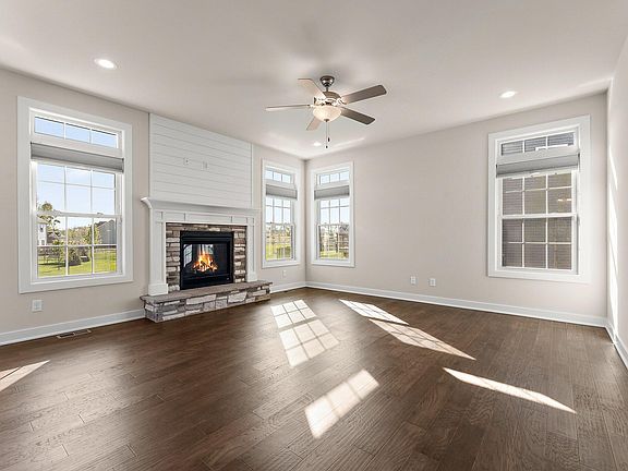 4th image of 2116 Redwood Ln
