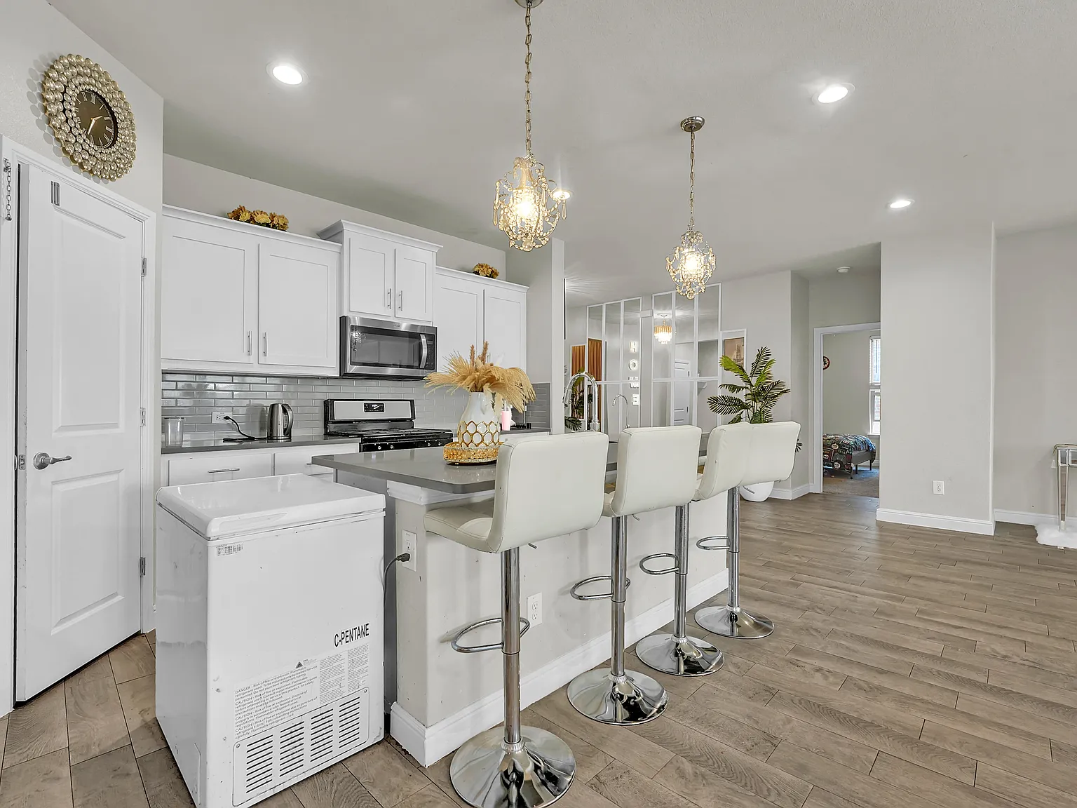 4 bed, 2200 sqft, $2,300 — Photo 3