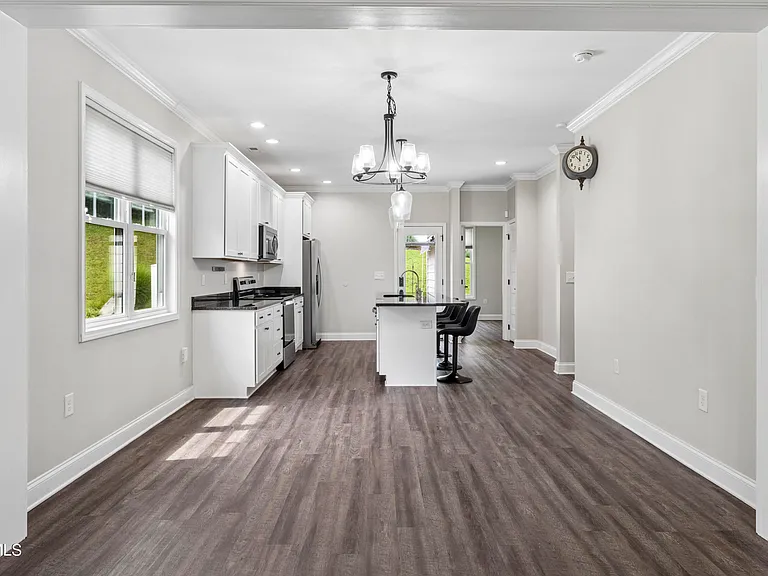 515 Villa Ln — Photo 6
