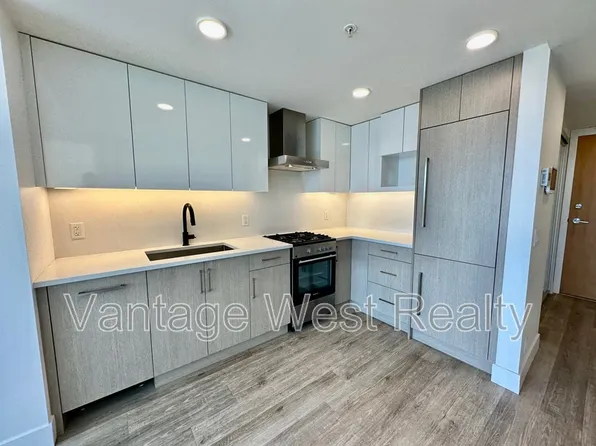 1588 Ellis St #1903, Kelowna, BC V1Y 0H1