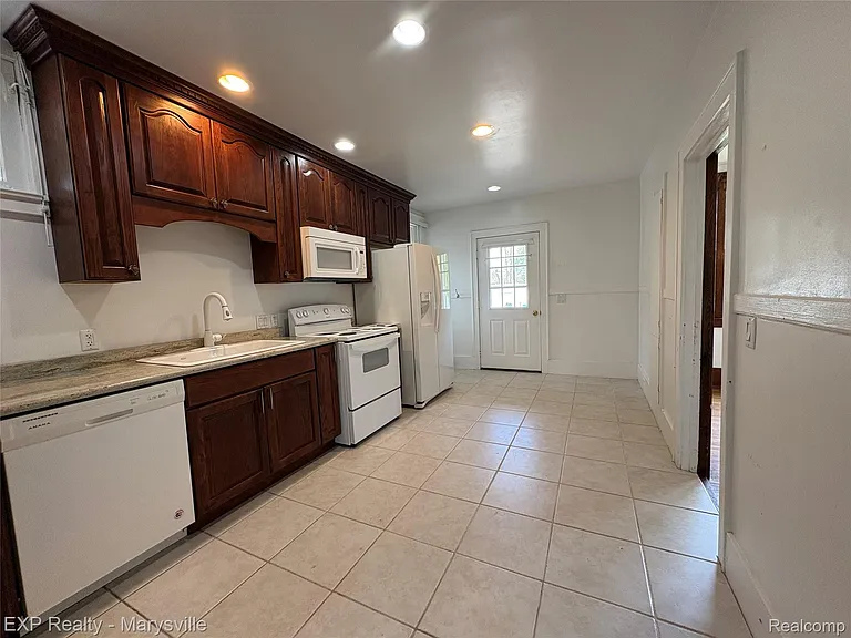 504 Clinton Ave — Photo 13