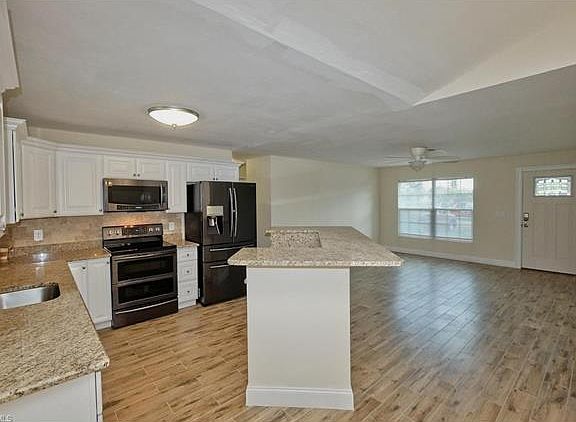 4th image of 230 SE 20th Ct