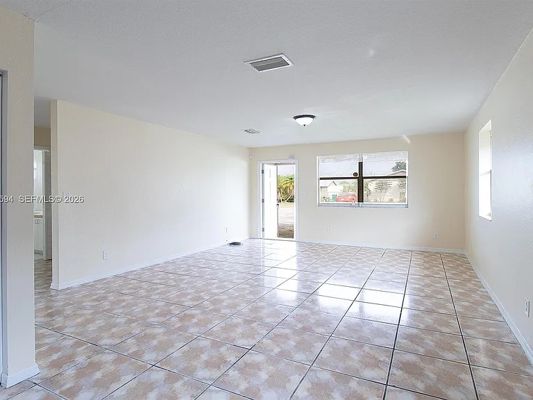 455 NW 14th St — Photo 3