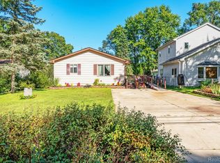 2826 Woodbury St, Commerce Township, MI 48390