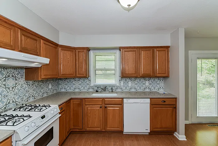 3 bed, 1.5 bath, 1374 sqft, $1,695 — Photo 3