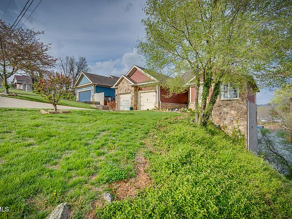 4th image of 3657 Crest Rd