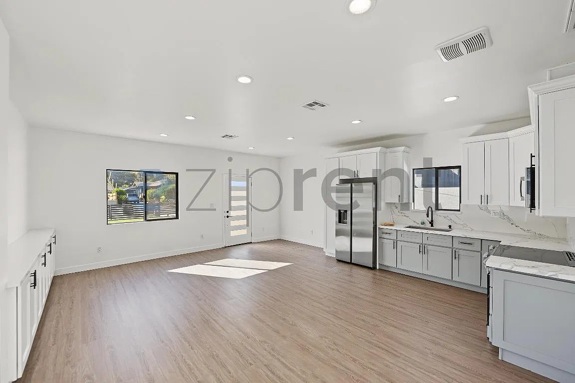 3 bed, 1000 sqft, $4,100 — Photo 2