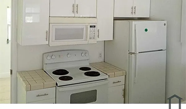 3 bed, 1044 sqft, $3,200 — Photo 4