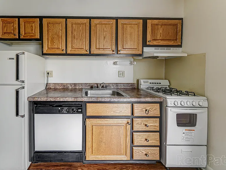 Campus Walk Apartments — Photo 41