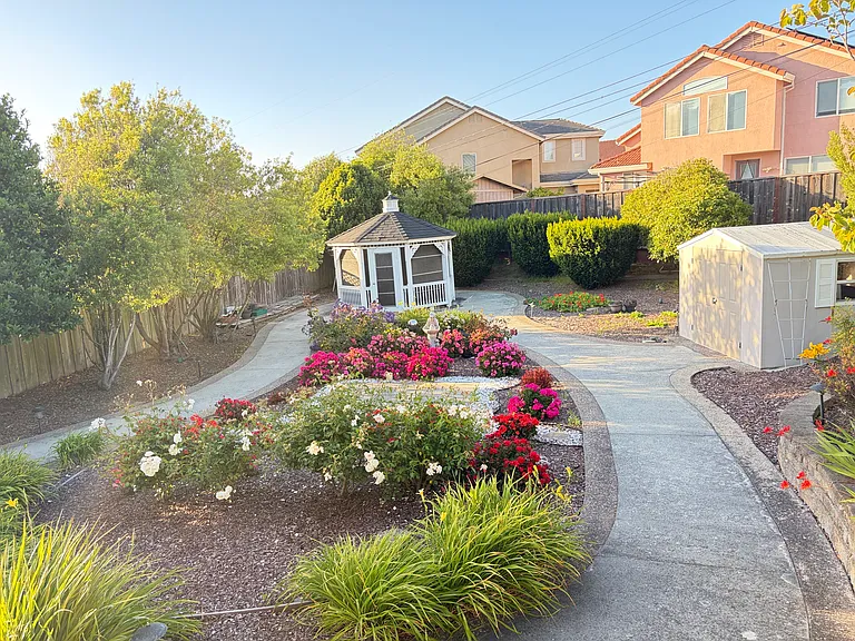748 Serra Dr — Photo 18