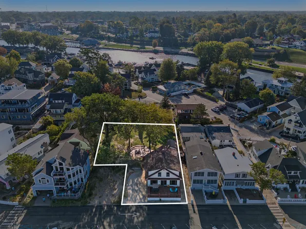 30 Lake Shore Dr, South Haven, MI 49090