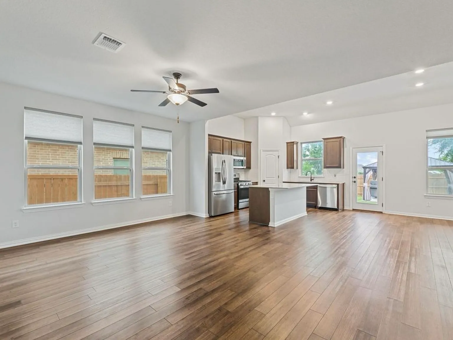 4 bed, 2.5 bath, 2529 sqft, $2,700 — Photo 3
