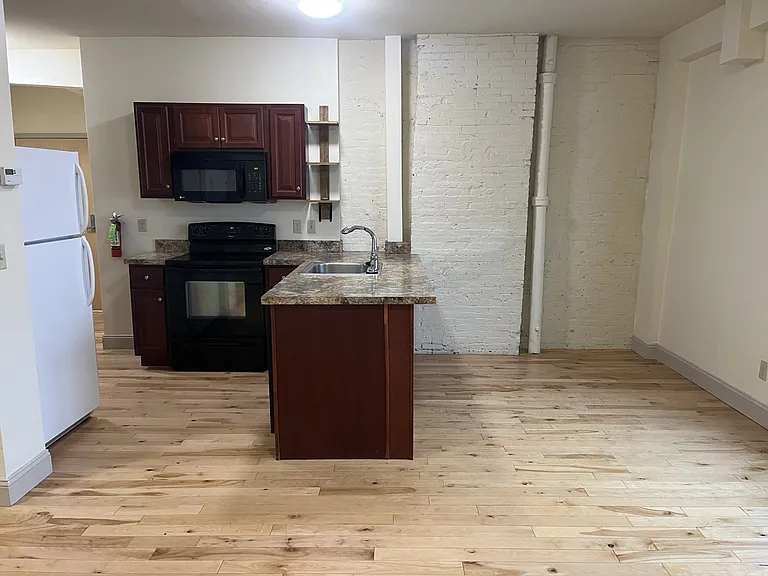 191 College St #401 — Photo 2