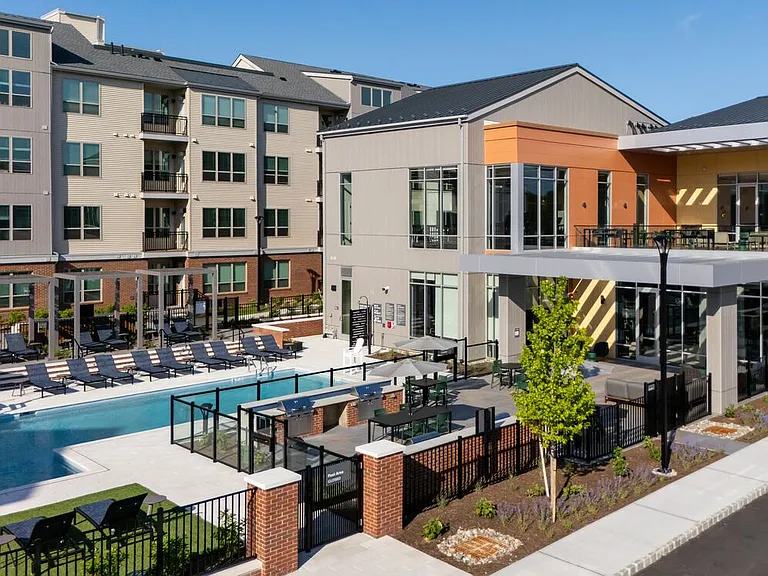 Two-level expansive clubhouse