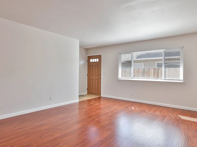 1329 Essex Way — Photo 7