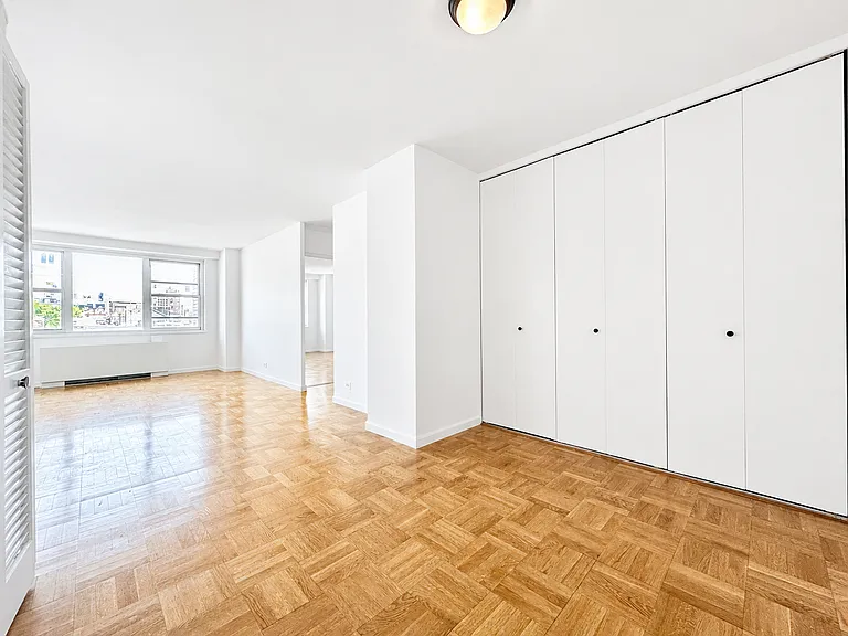 360 W 22nd St #7D — Photo 3