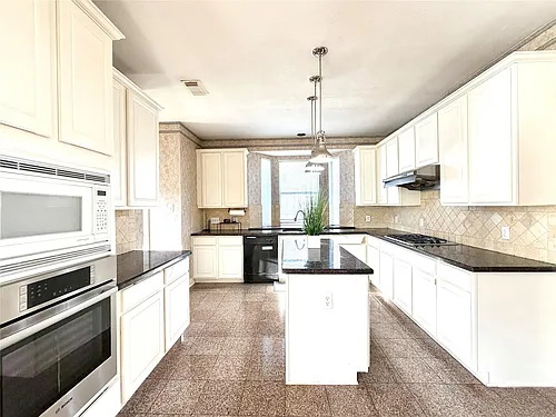 1916 Lake Winds Dr Photo 1