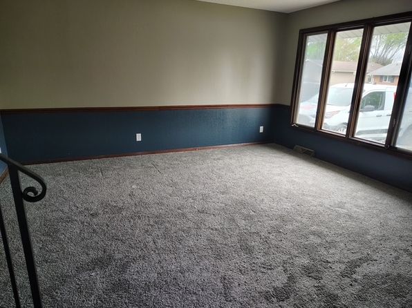 903 Carlisle Dr APT B, Rochelle, IL 61068