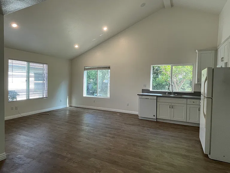 6822 1/2 N Muscatel Ave — Photo 5