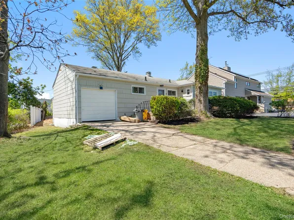 4 Hope Dr, Plainview, NY 11803